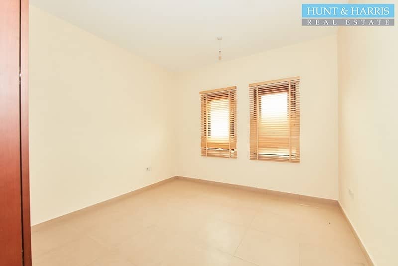 8 Extremely Spacious 3 Bedroom Townhouse - Close to the Beach