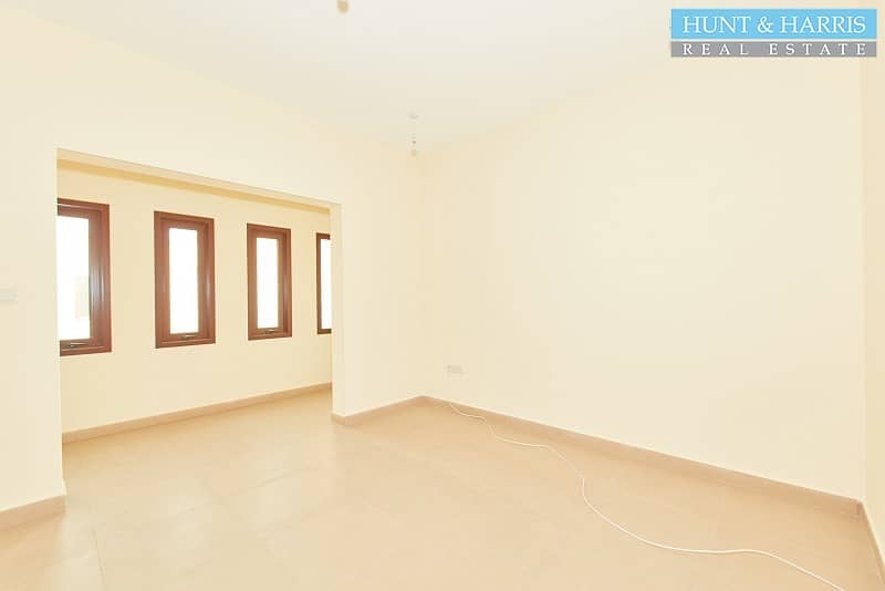 9 Extremely Spacious 3 Bedroom Townhouse - Close to the Beach