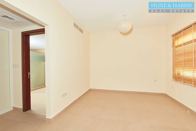 10 Extremely Spacious 3 Bedroom Townhouse - Close to the Beach