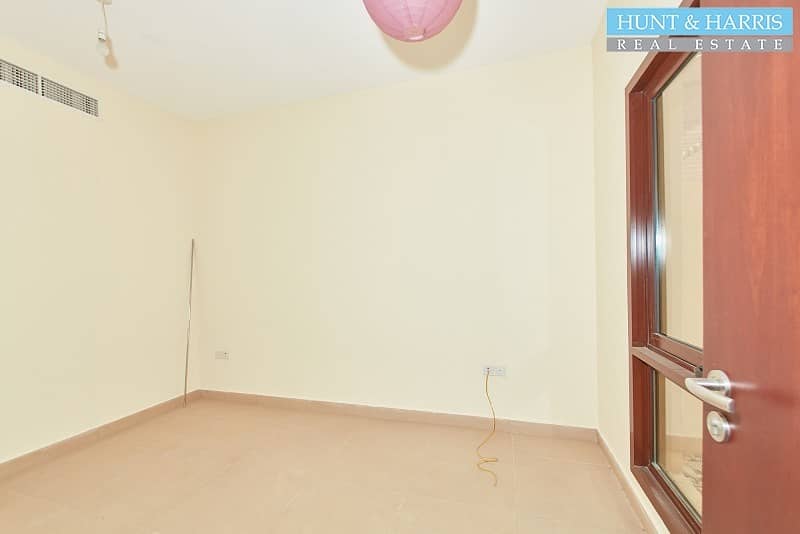 11 Extremely Spacious 3 Bedroom Townhouse - Close to the Beach