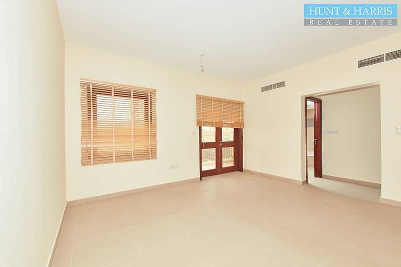 3 Extremely Spacious 3 Bedroom Townhouse - Close to the Beach