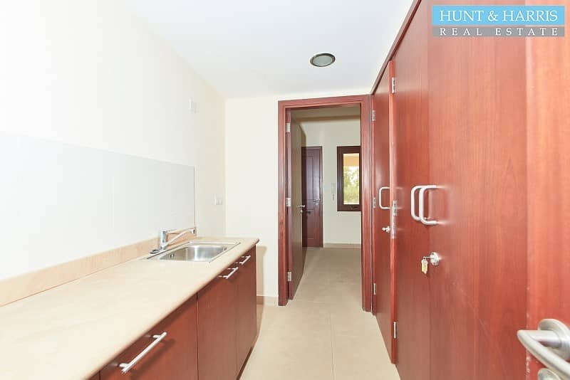 16 Extremely Spacious 3 Bedroom Townhouse - Close to the Beach