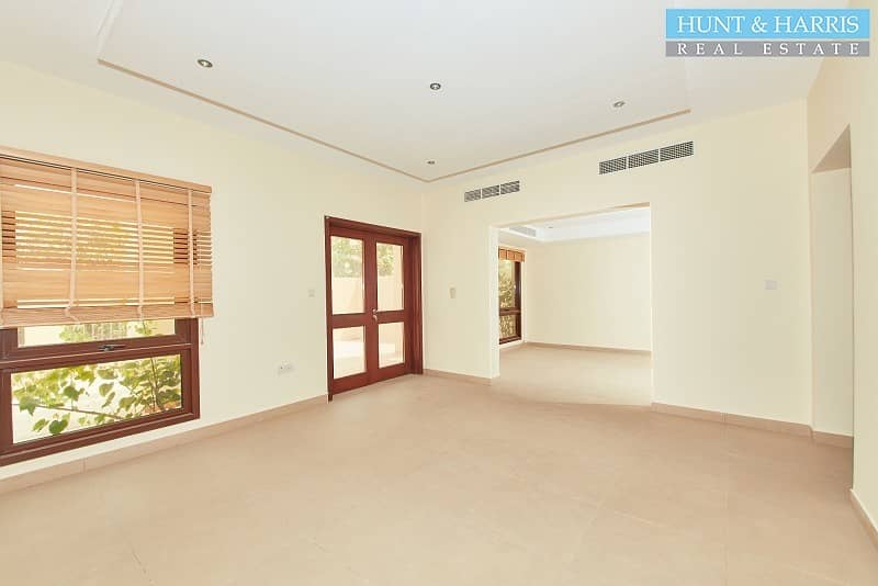 2 Extremely Spacious 3 Bedroom Townhouse - Close to the Beach