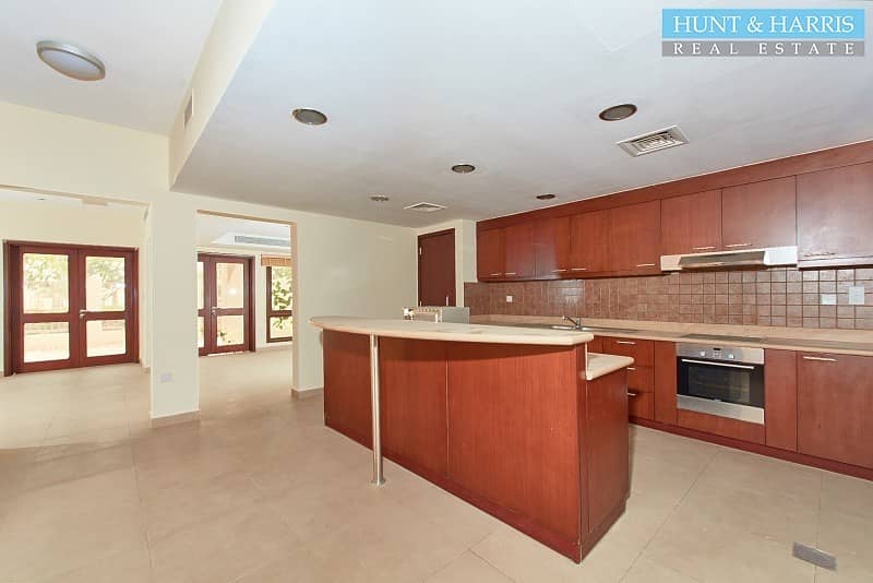 6 Extremely Spacious 3 Bedroom Townhouse - Close to the Beach