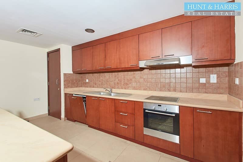 5 Extremely Spacious 3 Bedroom Townhouse - Close to the Beach
