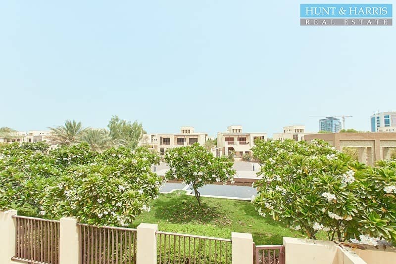 21 Extremely Spacious 3 Bedroom Townhouse - Close to the Beach