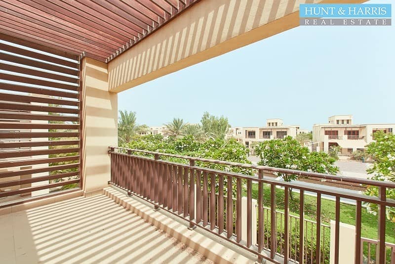 22 Extremely Spacious 3 Bedroom Townhouse - Close to the Beach