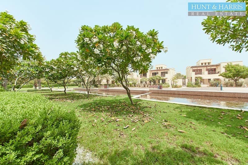 23 Extremely Spacious 3 Bedroom Townhouse - Close to the Beach
