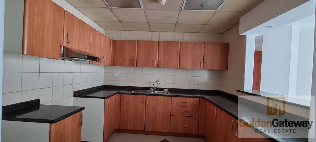 5 Maintained Bright Spacious I Semi-Closed Kitchen