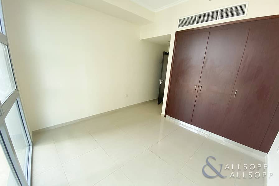 6 Large 2 Bed | 1490 Sqft | Vacant| Balcony