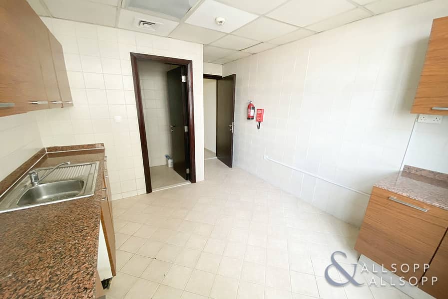 15 Large 2 Bed | 1490 Sqft | Vacant| Balcony