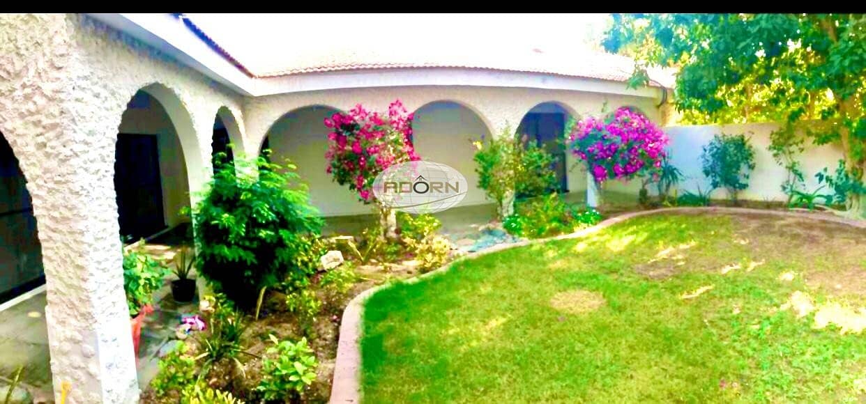 2 One month free Nice 3 bedroom /single story villa  with private garden jumeira 2