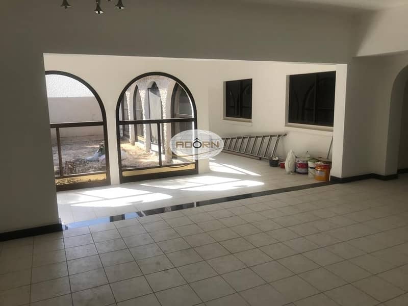 3 One month free Nice 3 bedroom /single story villa  with private garden jumeira 2