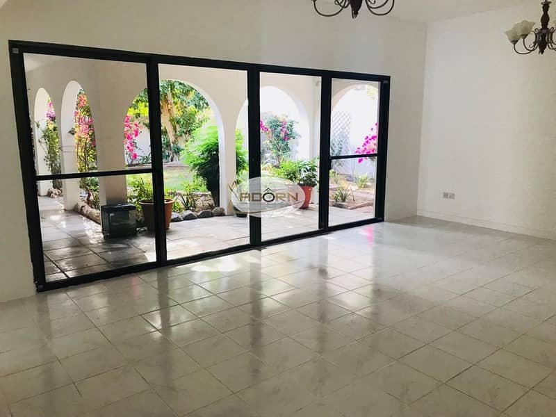 15 One month free Nice 3 bedroom /single story villa  with private garden jumeira 2