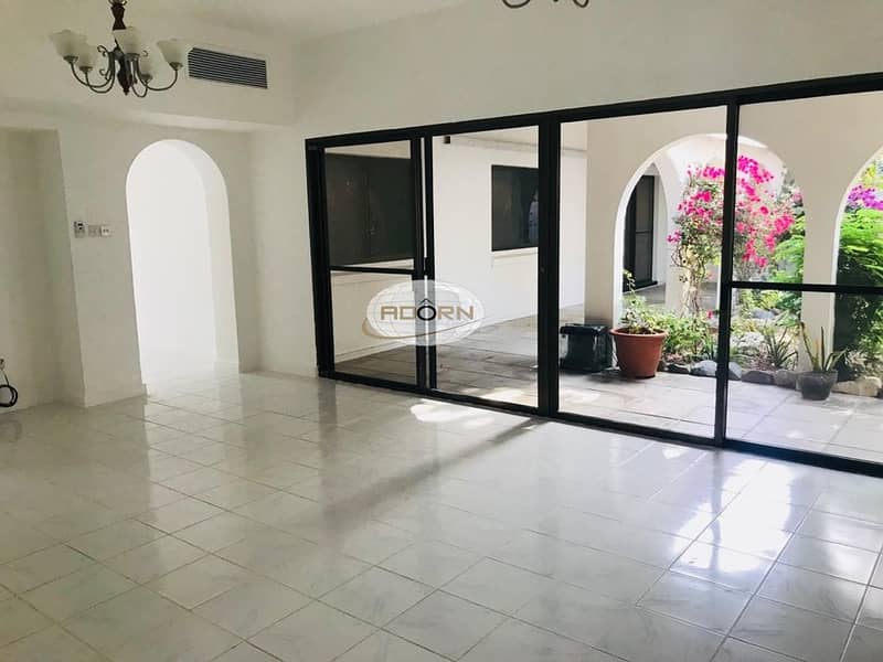 16 One month free Nice 3 bedroom /single story villa  with private garden jumeira 2