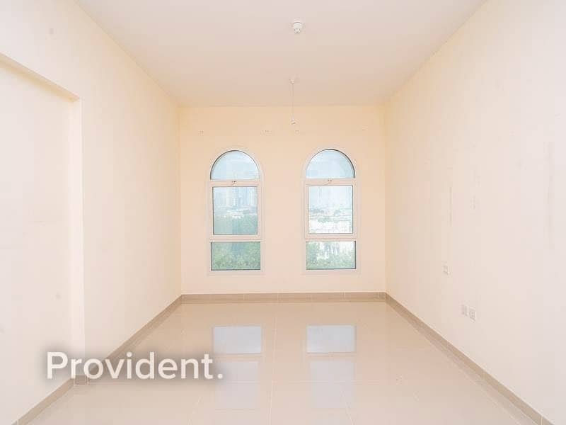 17 Exclusive | Well Maintained | Massive Apartment