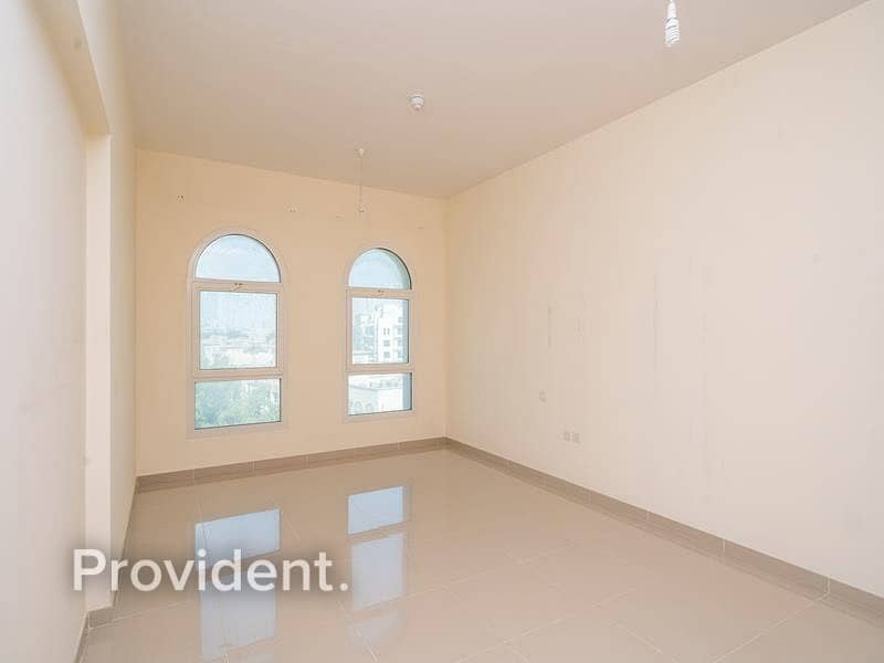 18 Exclusive | Well Maintained | Massive Apartment