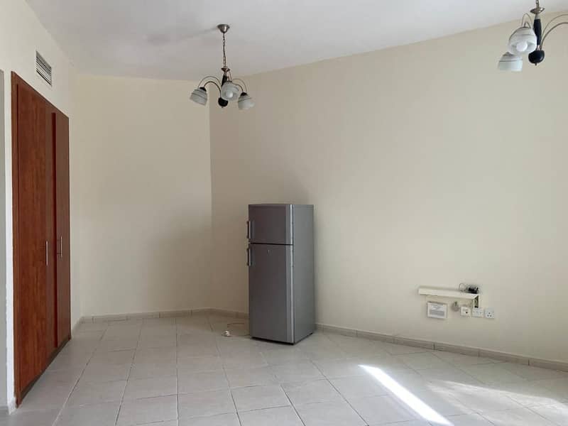 NEAR TO SOUQ EXTRA STUDIO APARTMENT AVAILABLE IN DSO,AED20000 IN 4 CHEQUES, SEMI CLOSE KITCHEN