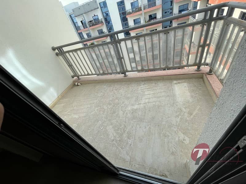 Vacant and Ready| Near to metro| Close kitchen Vacant and Ready| Near to metro| Close kitchen