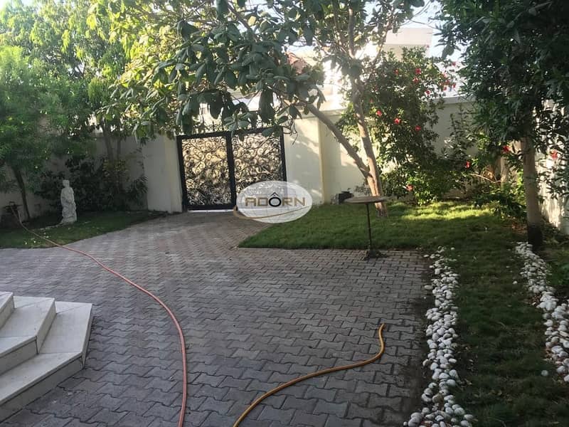 18 Excellent 4 bedroom plus maid independent villa with private garden in JUmeirah 3