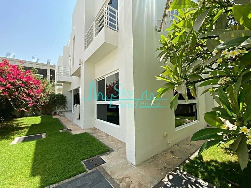 3 Contemporary 5 Bed|Private Pool|Open Plan Kitchen