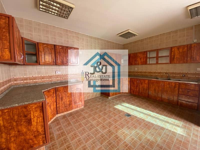 11 Private Entracnce | Spaccious 7 BR Villa in City
