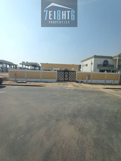 Beautifully presented: 3 b/r good quality independent BRAND NEW villa + large garden for rent in Khawaneej 2