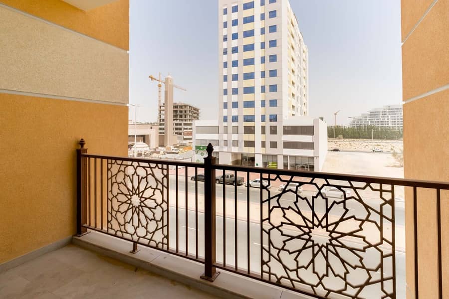 10 Exceptional 3 B/R with Huge Balcony | Closed Kitchen & Separate Laundry Area| Majan