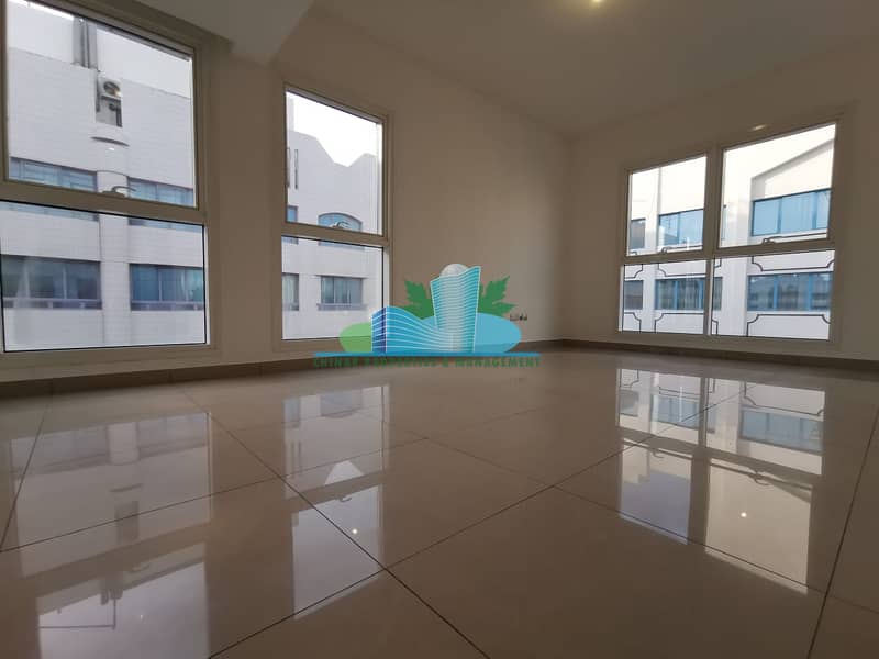 Well Maintained|Big Rooms|Modern Glossy Tiled|4 chqs