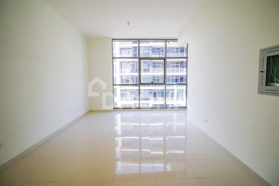 4 Spacious 1 Bed / Pool View / Vacant