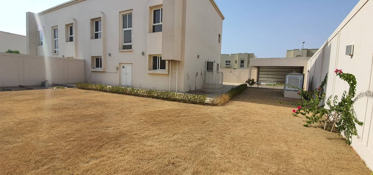 Excellent size Huge 4BR+Maids Villa 6000sqft Rent 85k in 4payment in Al Barashi sharjah