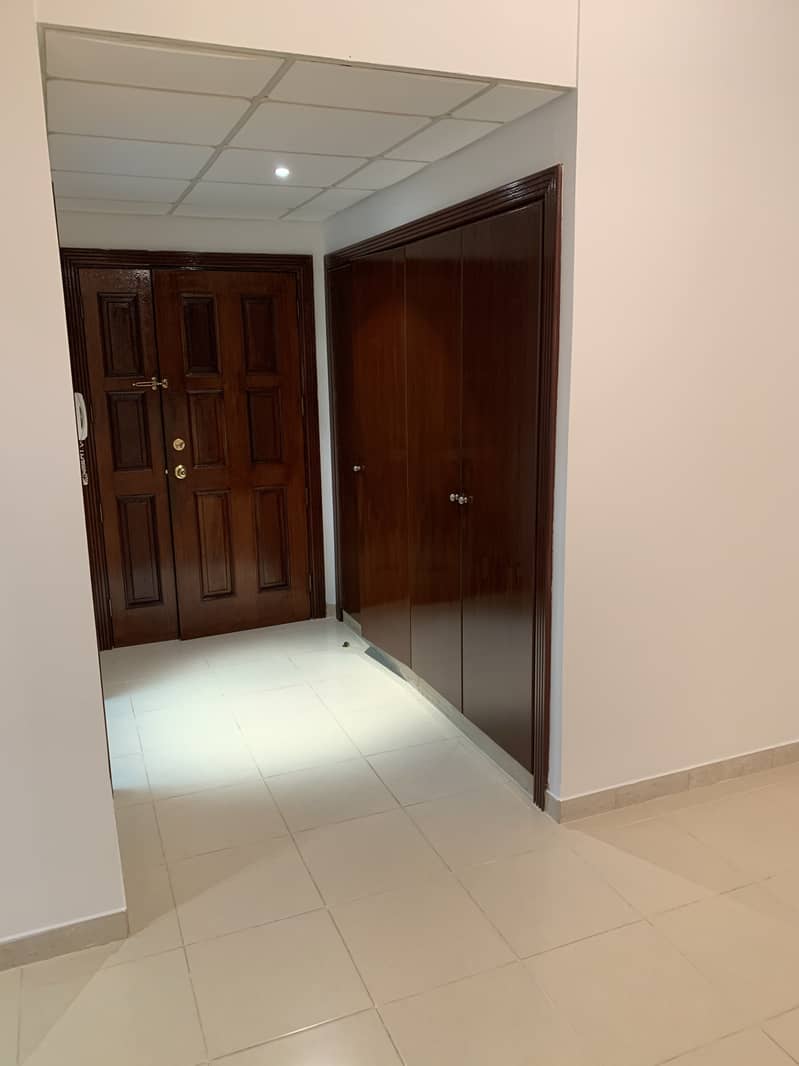 Excellent 1 bhk available in hamdan street 42k