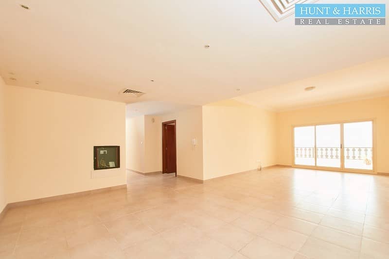 2 Spacious Three Bedroom Apartment - Walkable to the Beach