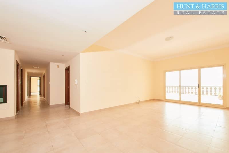 3 Spacious Three Bedroom Apartment - Walkable to the Beach