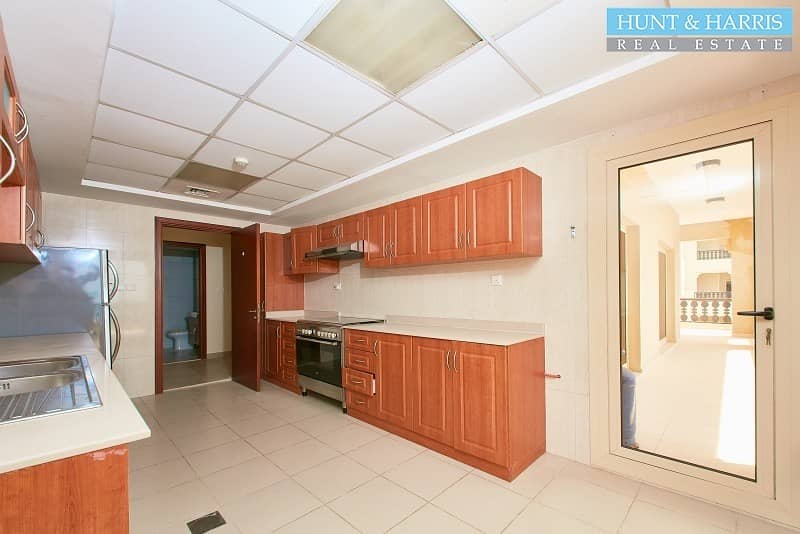 4 Spacious Three Bedroom Apartment - Walkable to the Beach