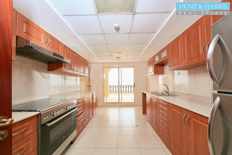 5 Spacious Three Bedroom Apartment - Walkable to the Beach