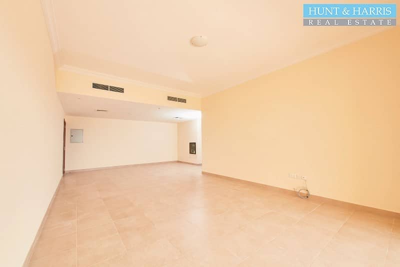6 Spacious Three Bedroom Apartment - Walkable to the Beach