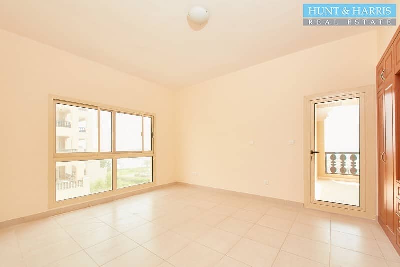 7 Spacious Three Bedroom Apartment - Walkable to the Beach