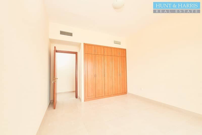 8 Spacious Three Bedroom Apartment - Walkable to the Beach