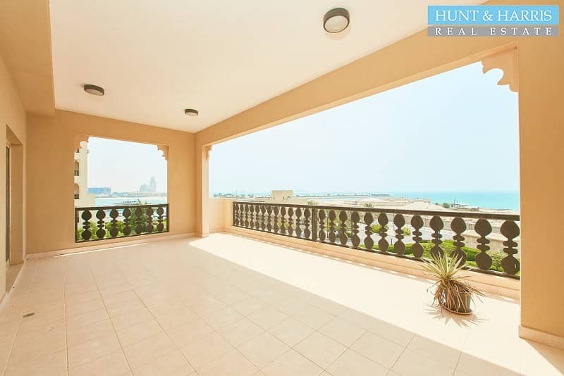 12 Spacious Three Bedroom Apartment - Walkable to the Beach