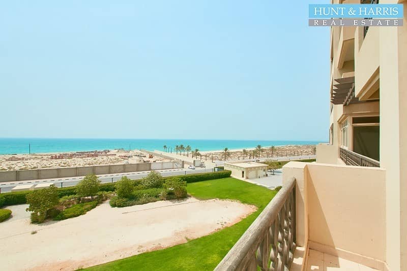 15 Spacious Three Bedroom Apartment - Walkable to the Beach