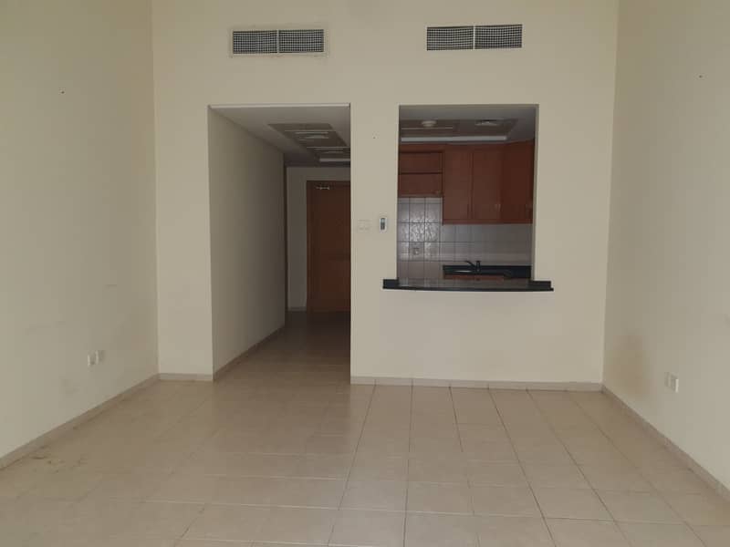 13 Large studio on ground floor near to metro in Discovery