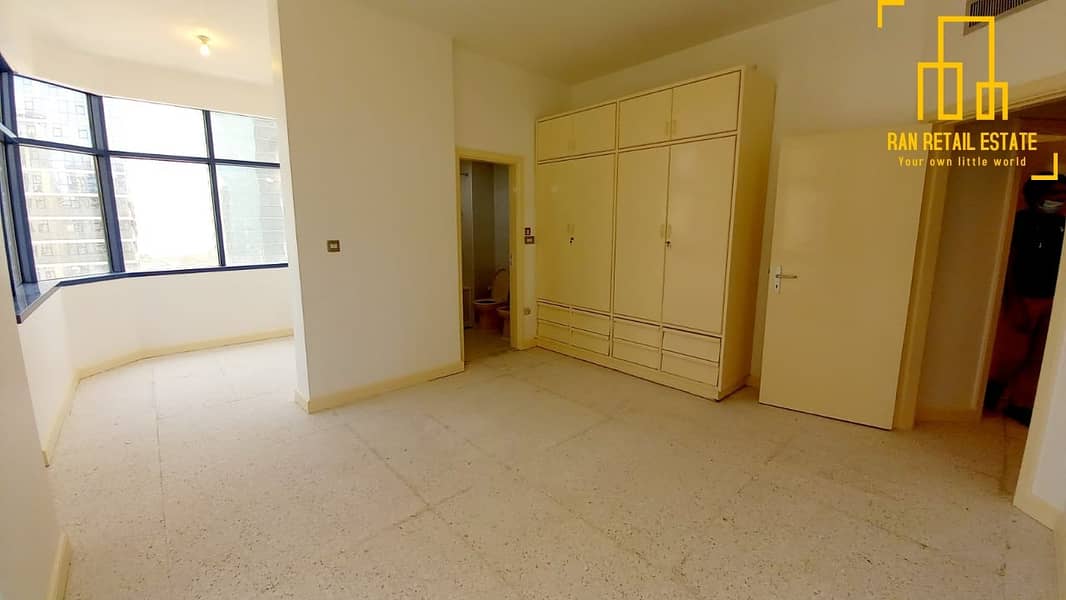 28 Huge 4bedroom apartment with balcony and full Sea view for 90
