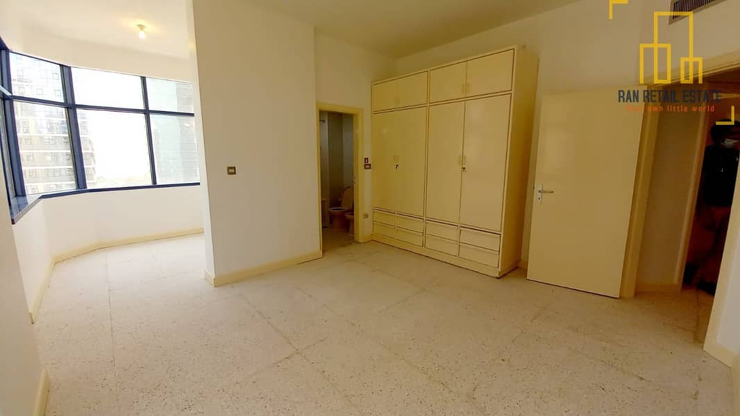 25 Huge 4bedroom apartment with balcony and full Sea view for 90