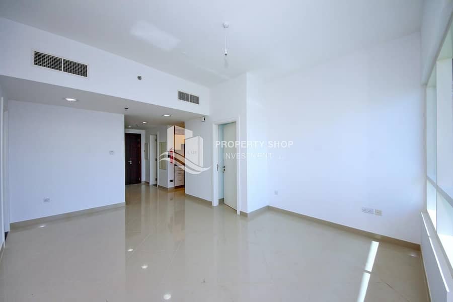 6 Spacious & Immaculate Apt with Huge Balcony!