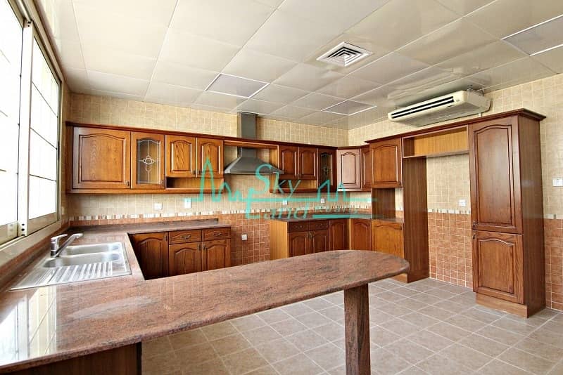 3 Spacious 4 Bed Villa+M With A Shared Pool