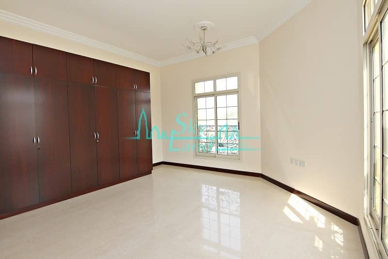 13 Spacious 4 Bed Villa+M With A Shared Pool