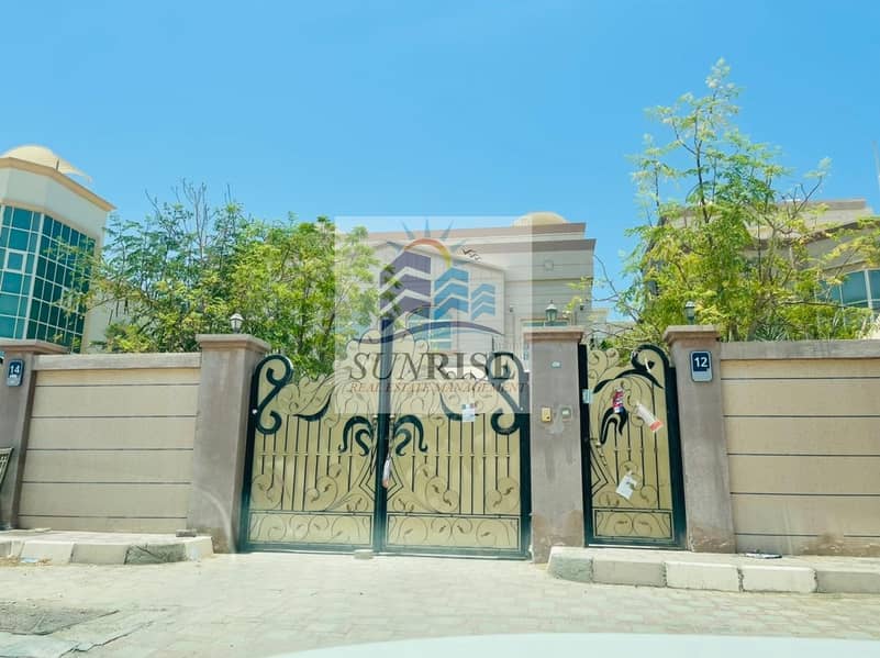 2 For rent deluxe villa 5 rooms Majlis independent entrance garden great location
