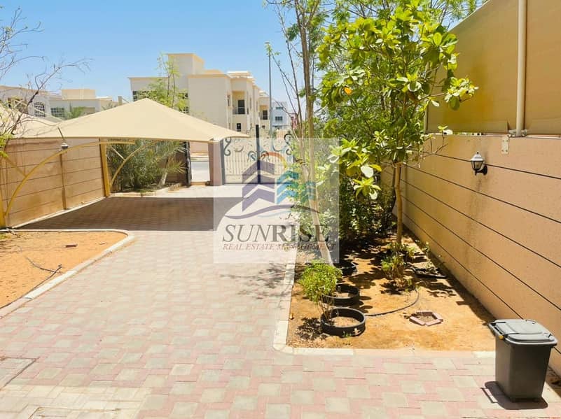 3 For rent deluxe villa 5 rooms Majlis independent entrance garden great location
