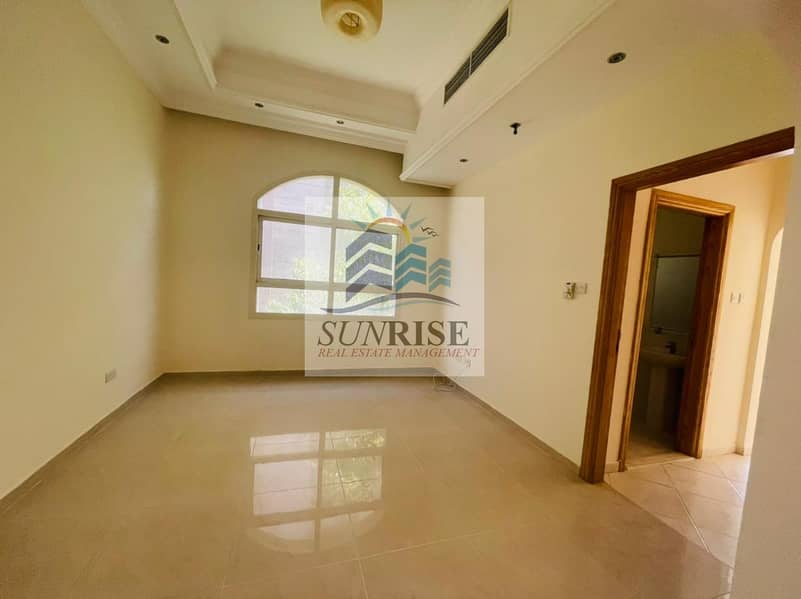 9 For rent deluxe villa 5 rooms Majlis independent entrance garden great location